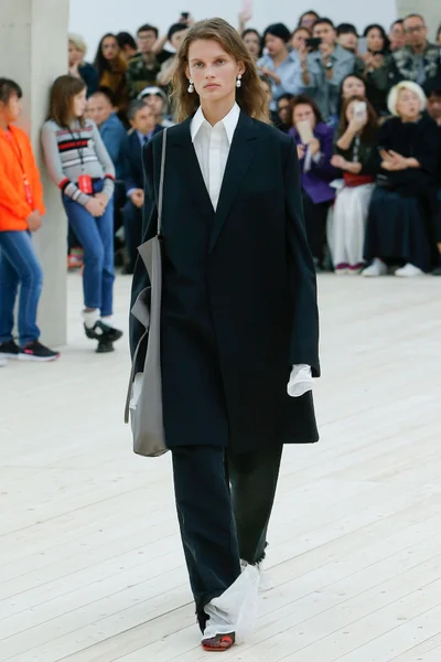 Look 19